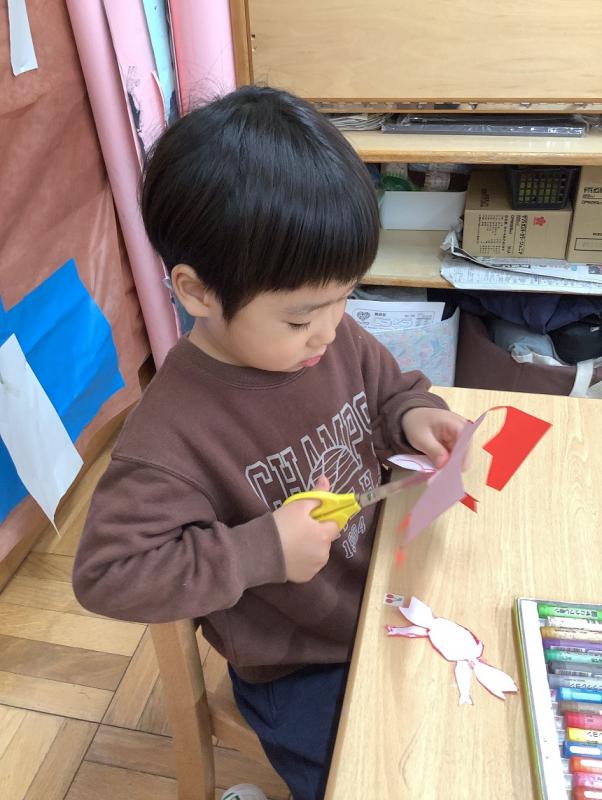 3歳はさみを使って