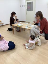 親子でおやつを食べている