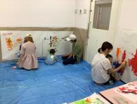 絵の具で遊ぶ地域の親子