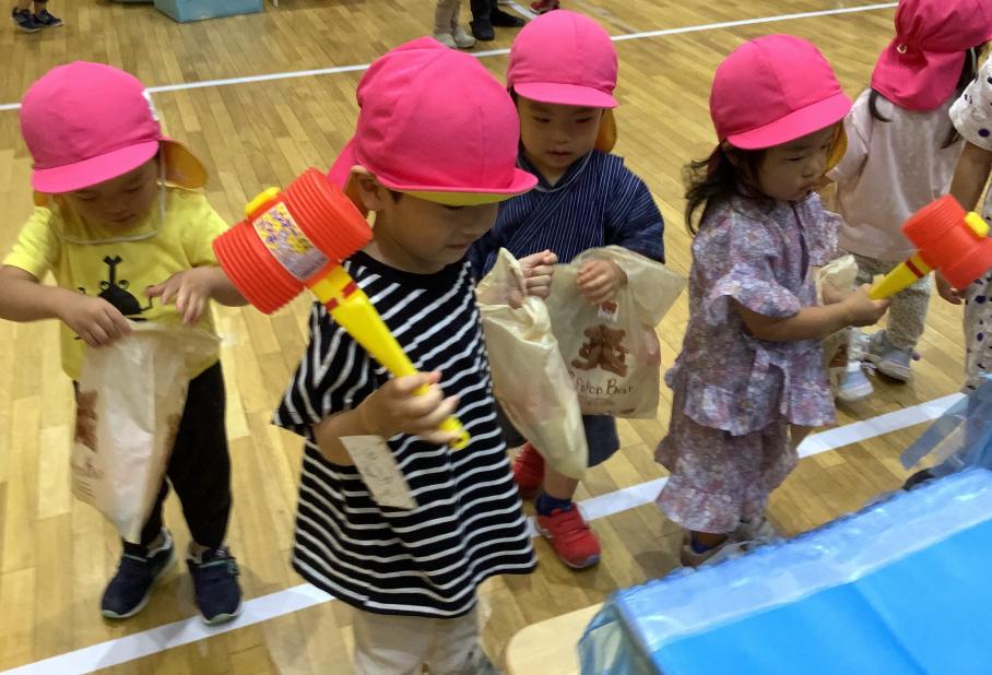 2さいじくらすがえんにちをまわっているようす