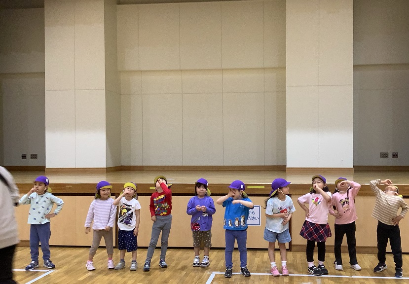 5さいくらすがたいそうのてほんをしているようす