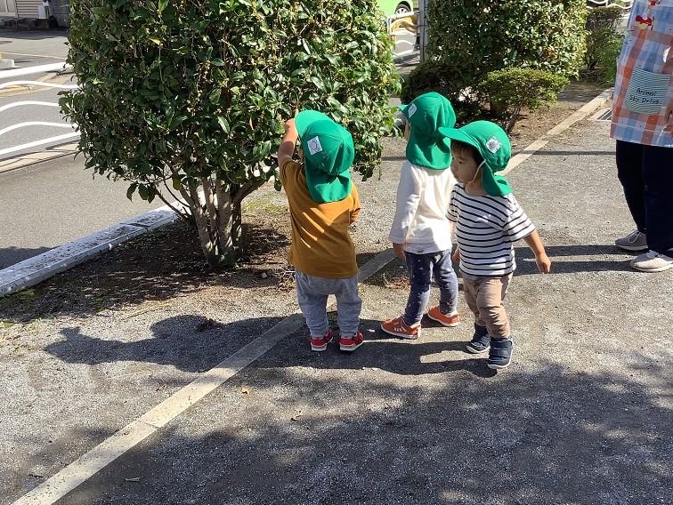 1さいじくらすがあそんでいるようす