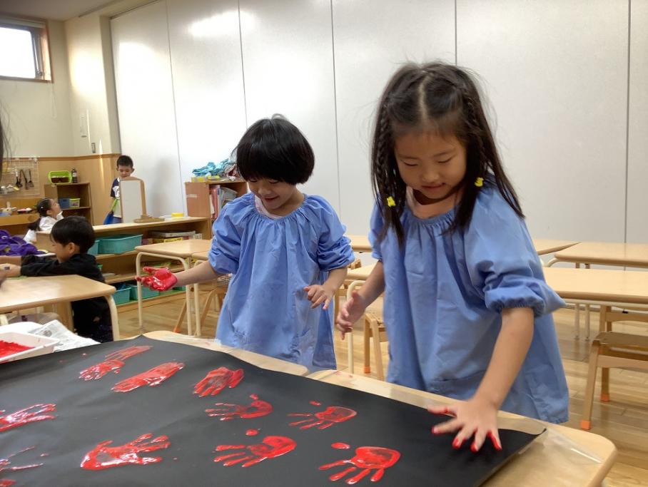 5さいじくらすがせいさくをしているようす