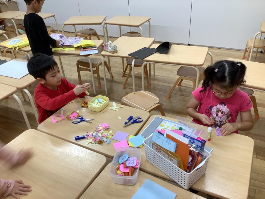 5さいじくらすがせいさくをしているようす