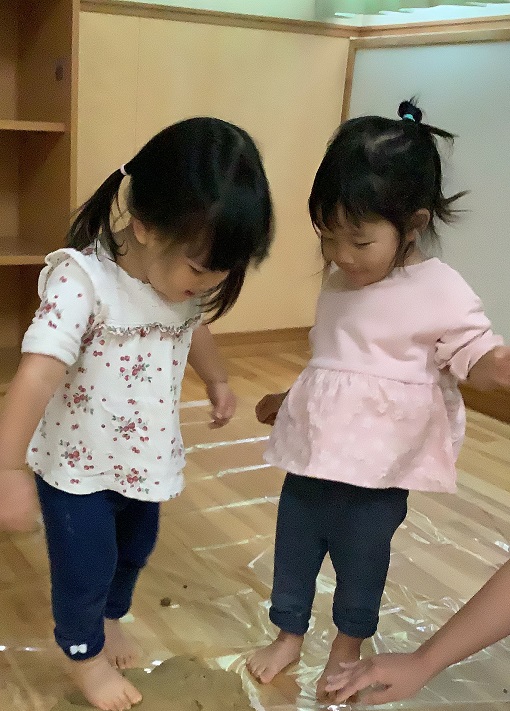 つちねんどをふんでるようす