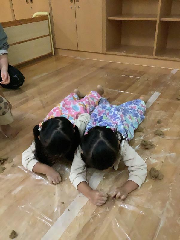 やわらかいつちねんどのうえにねころんでいるようす