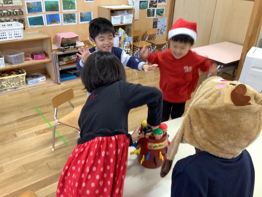 とどいたプレゼントであそんでいるようす