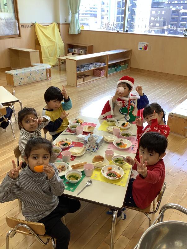 きゅうしょくをたべているようす