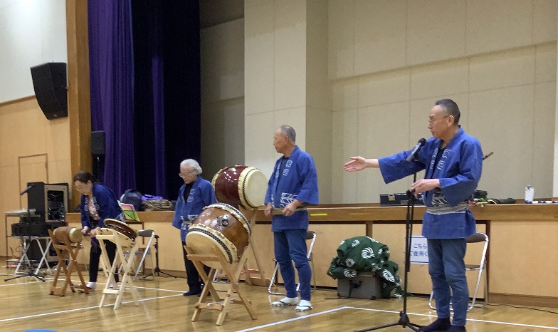 ひさおのかいのかたがたがえんそうしているようす