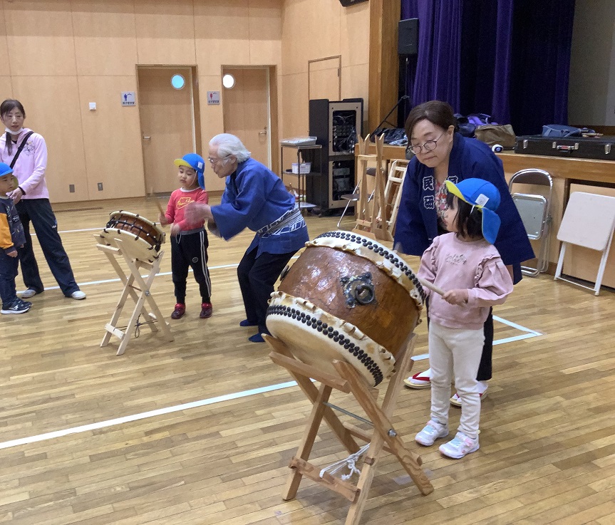 よんさいじくらすがたいこをおそわっているようす