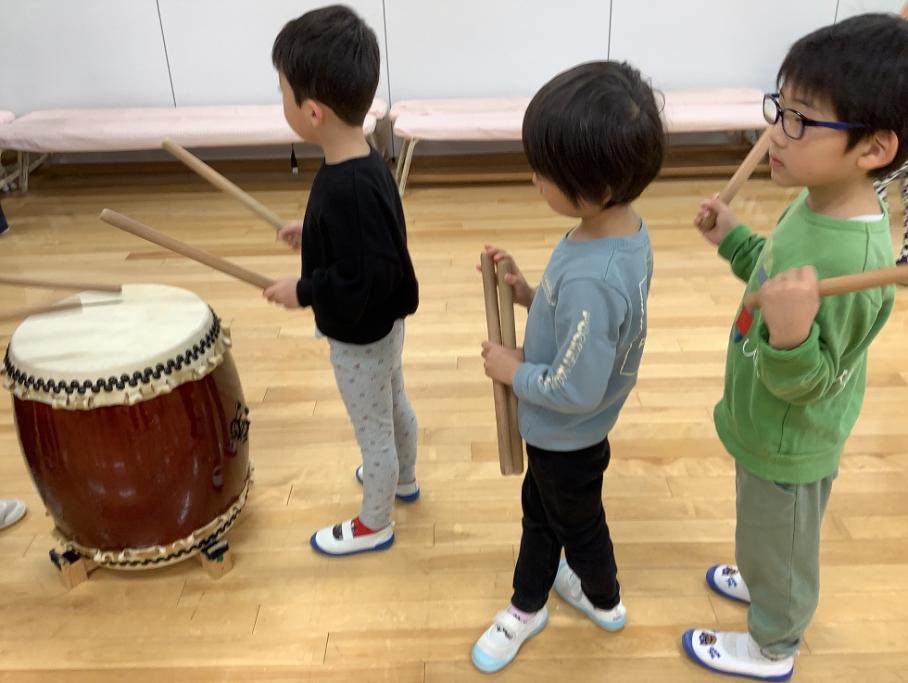 らいおんくみにたいこのたたきかたをおそわっているようす