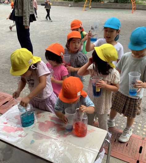 3,4,5歳が色水を使うための順番待ちで並んでいる様子の写真