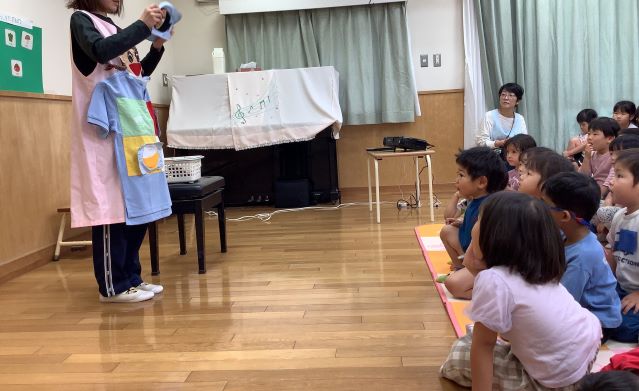 こども達がエプロンシアターで食品三色群について学ぶ様子の写真