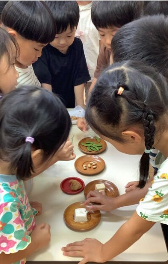 食育イベント食材に興味を持って眺めている様子のこどもたち