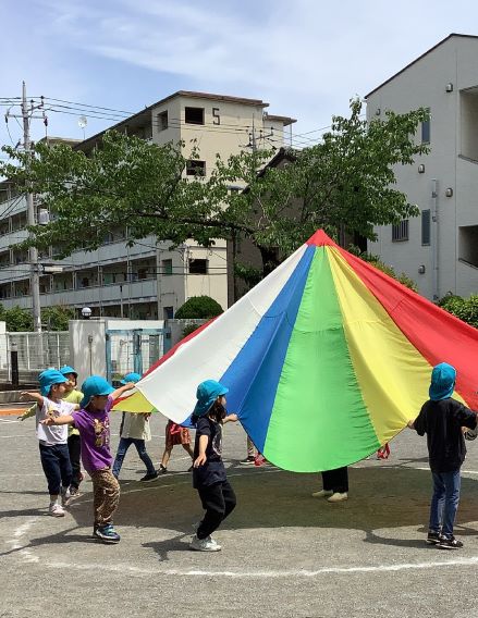 年長児がバルーンを楽しむ様子の写真