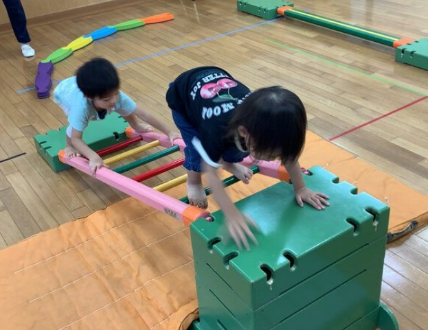 2歳児巧技台を使用して体を動かす姿・運動会練習