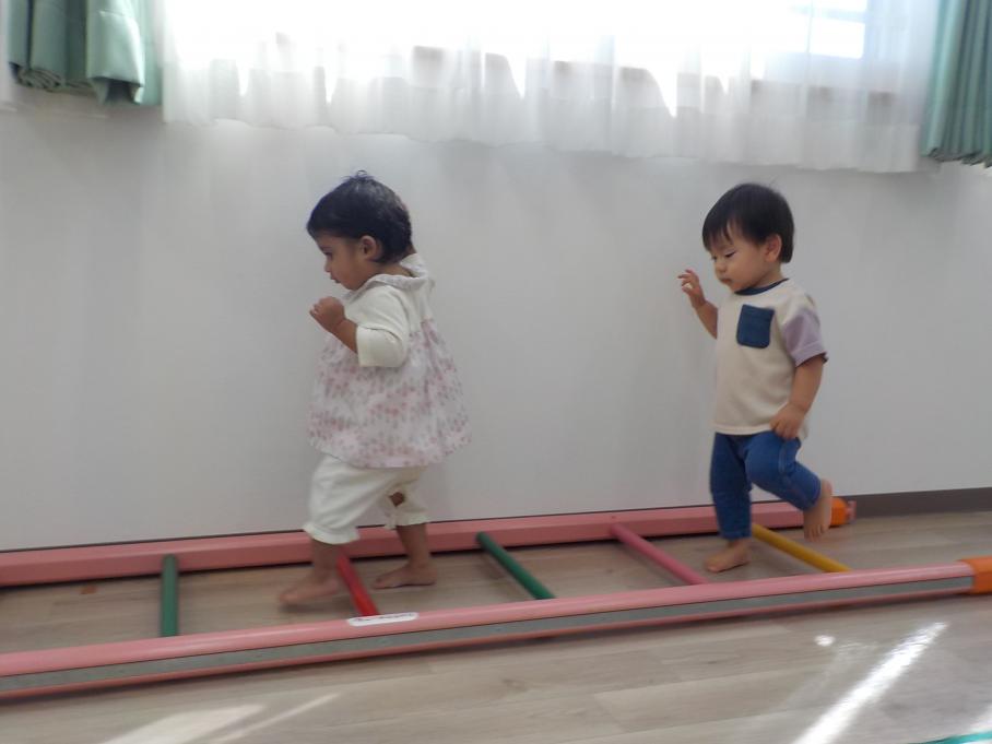 0歳クラスハシゴ渡り