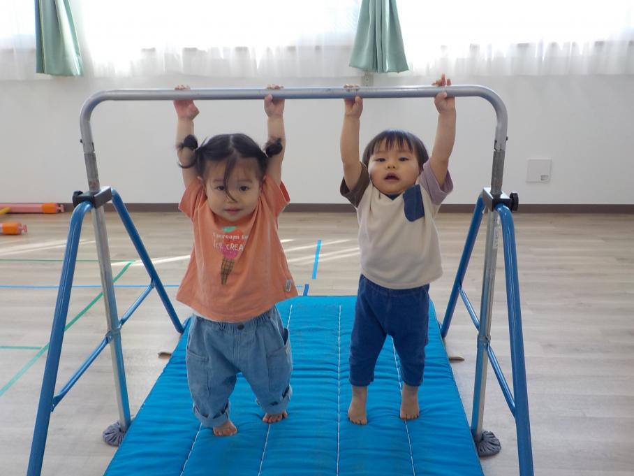 0歳クラス鉄棒ぶら下がり