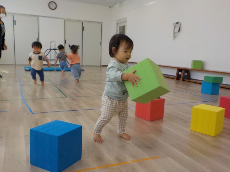 0歳クラスウレタン積み木運び