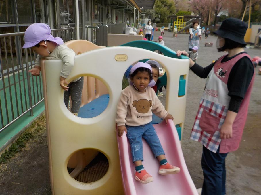 乳児園庭遊び