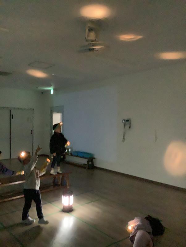 光りで遊ぶ様子