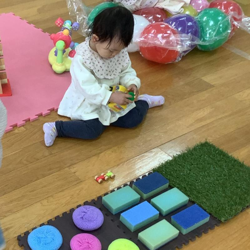 センサリーマットで遊ぶ様子