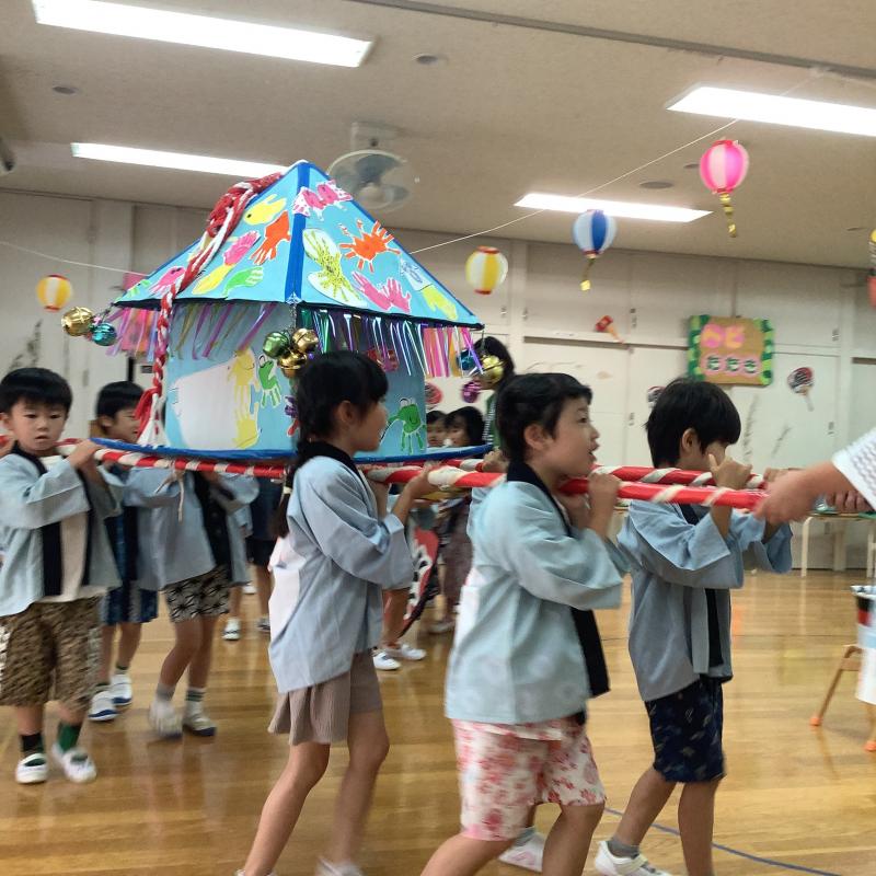 お神輿を担ぐ様子