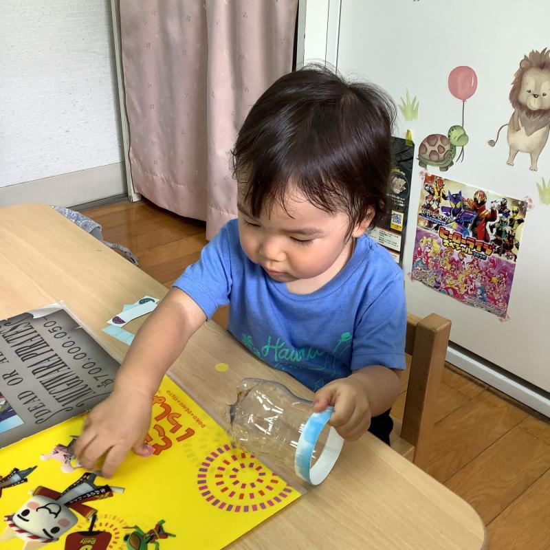 マイ保育園　シール貼りをしているところ