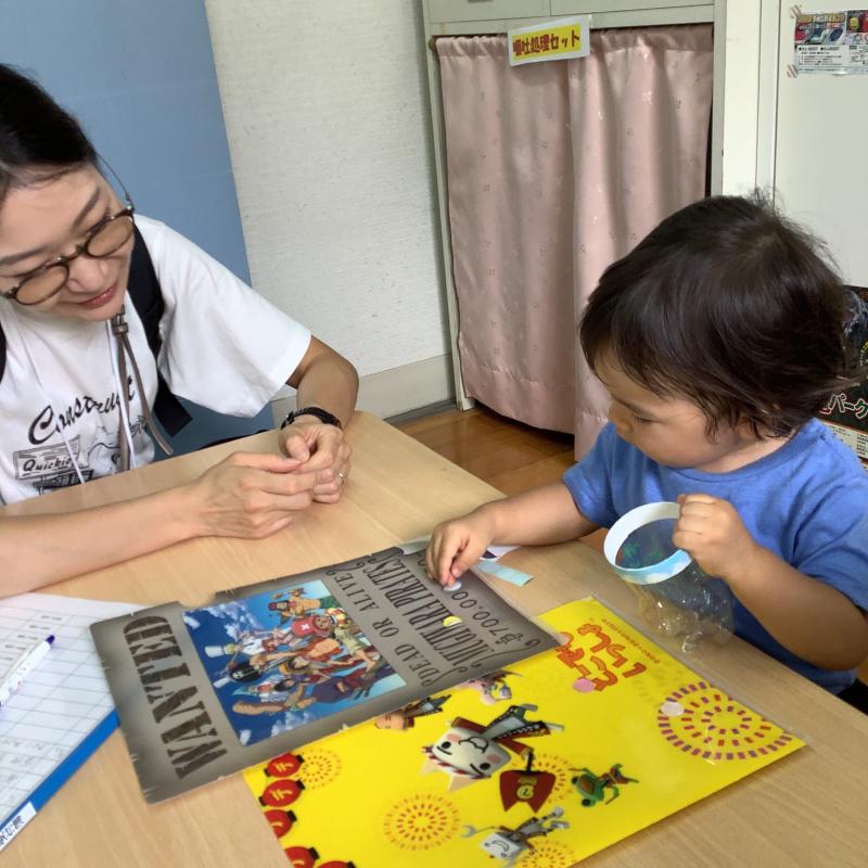 お母さんと一緒に遊んでいるところ