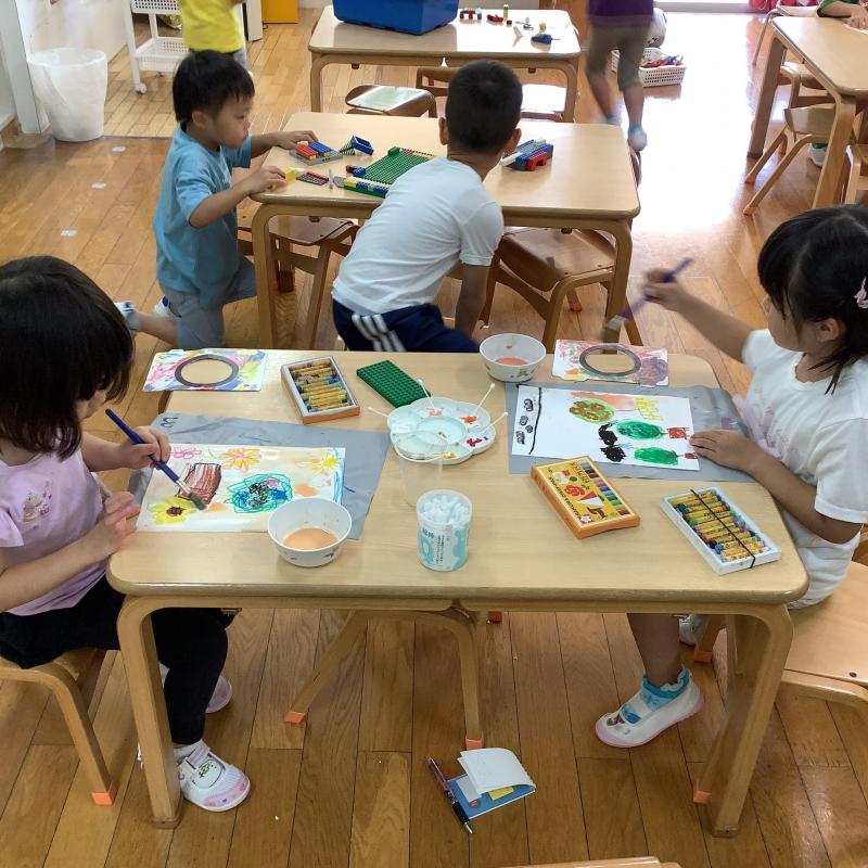 色の調合を楽しむ様子