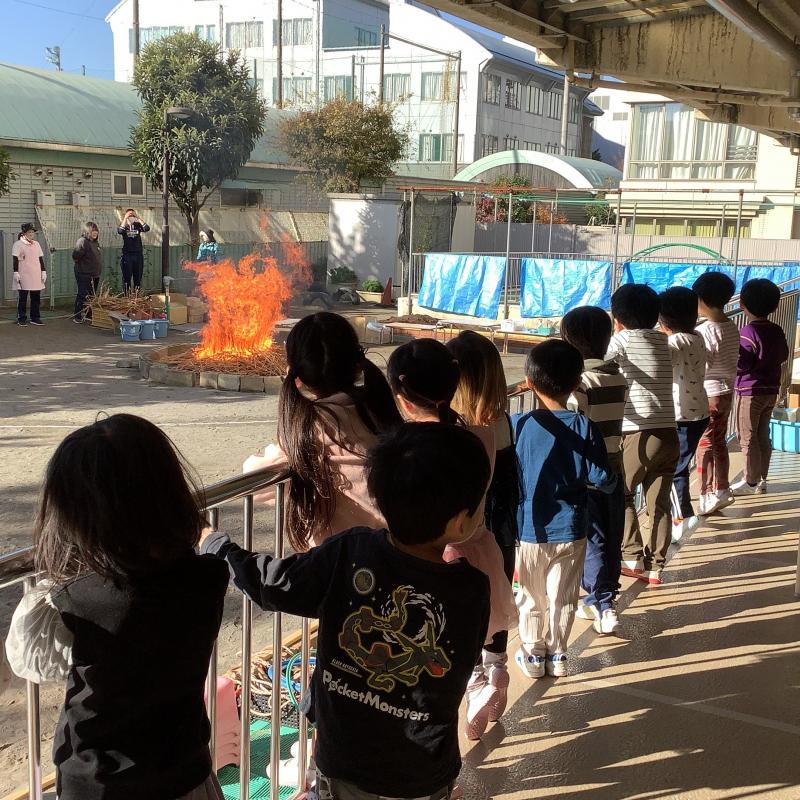 焚火を見ているところ