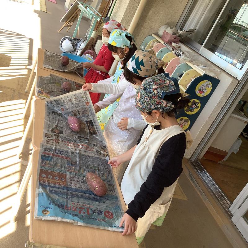 サツマイモを包む様子