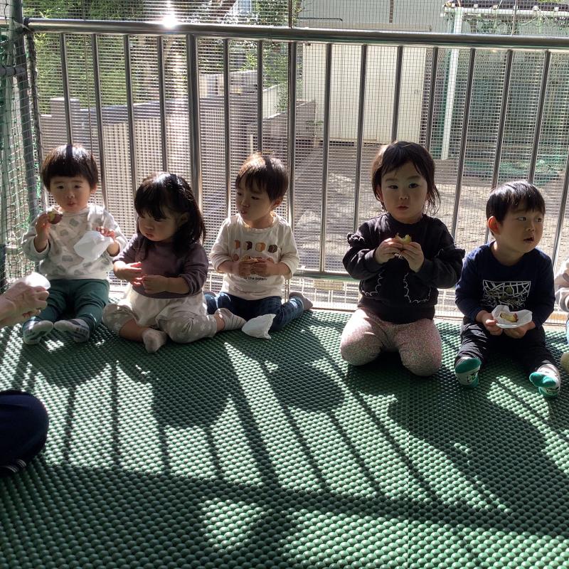 焼き芋を食べる1歳児