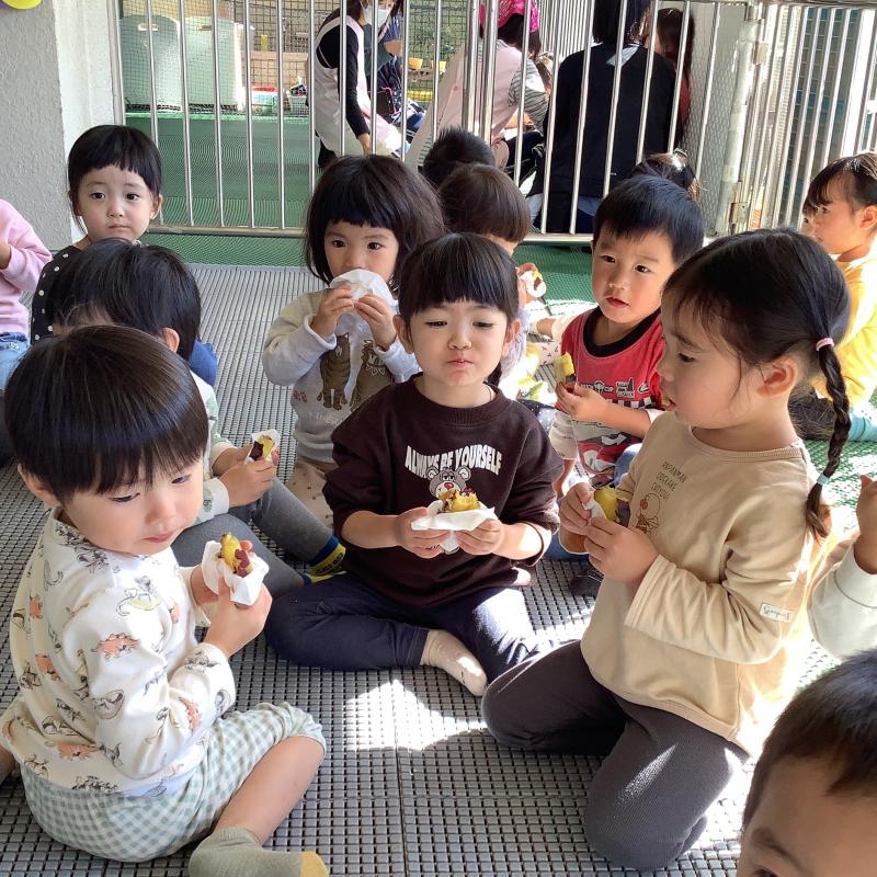 焼き芋を食べる2歳児