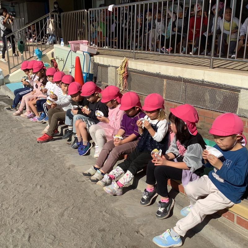 焼き芋を食べる4歳児