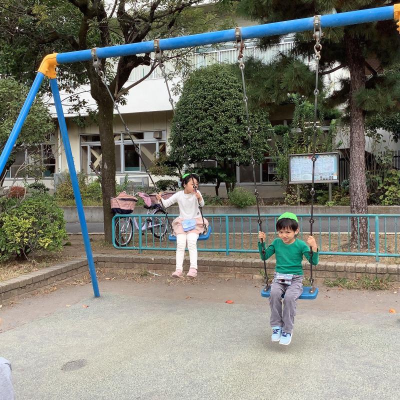 ブランコに乗り、こぐ様子