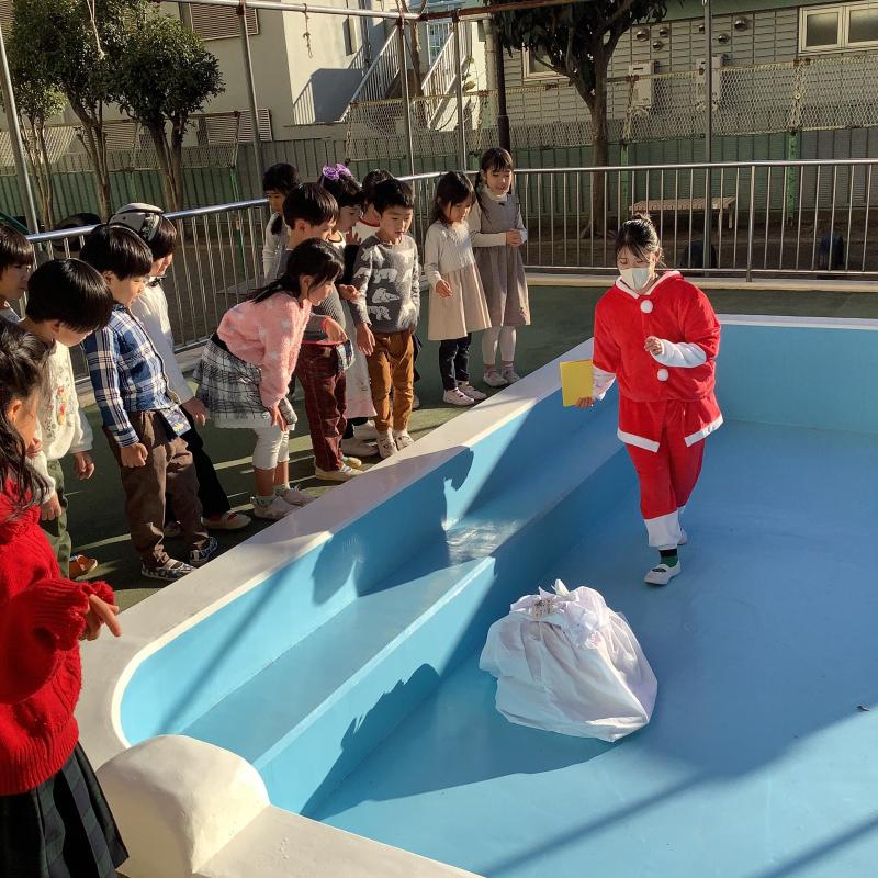 プレゼント探しを楽しんでいる様子