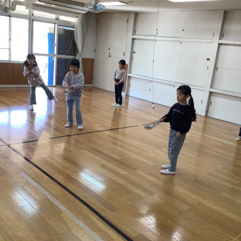 羽根つきを楽しむ様子