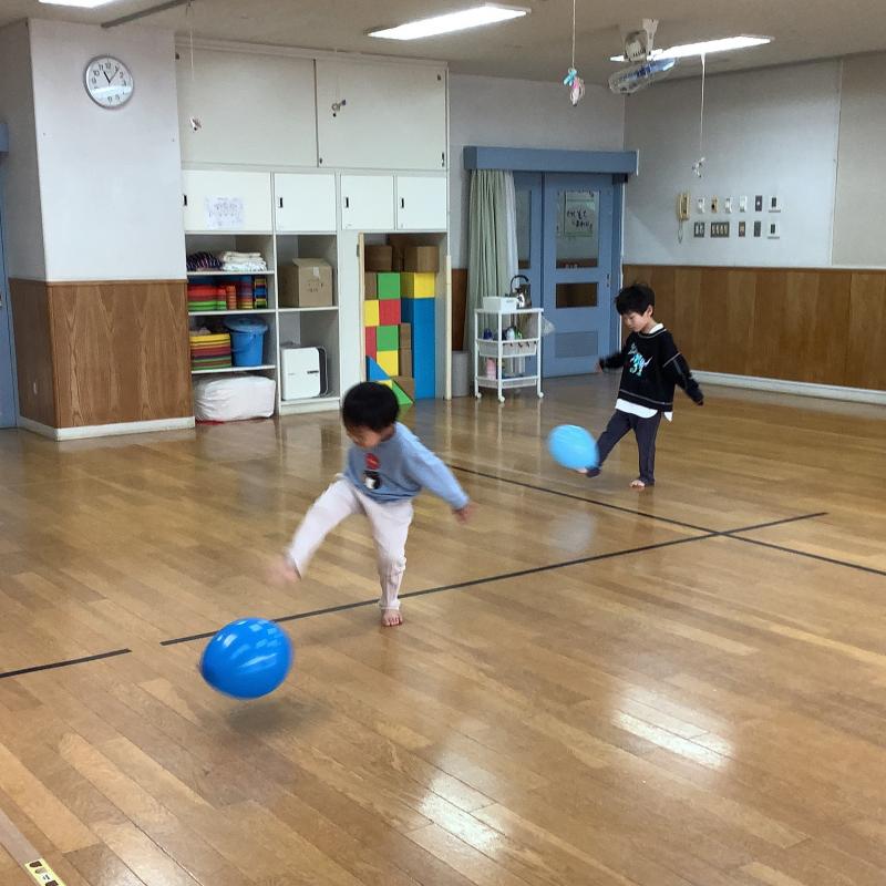 風船を蹴る様子