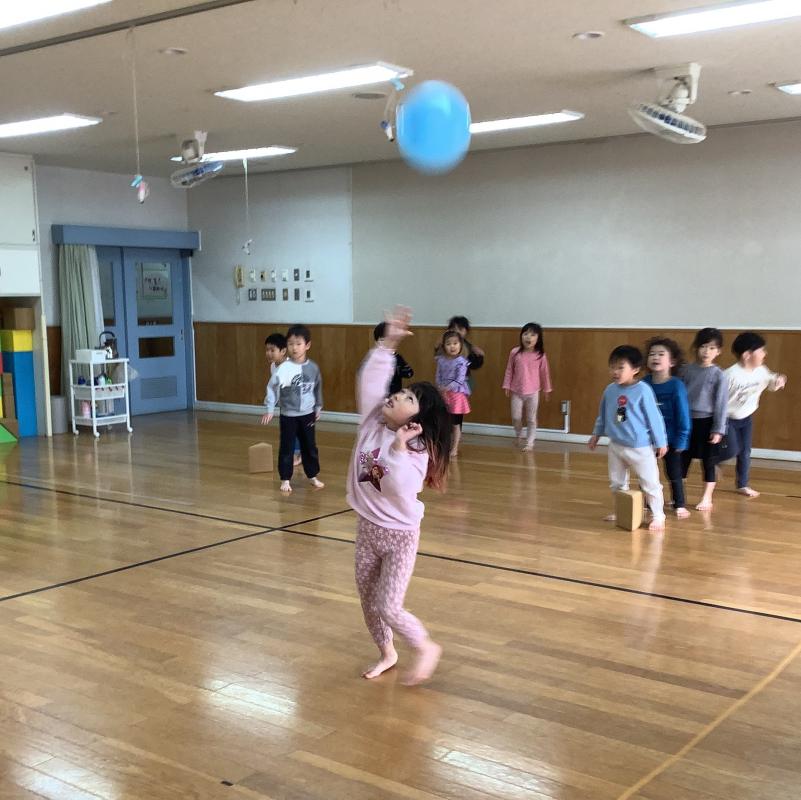 風船を打つ様子