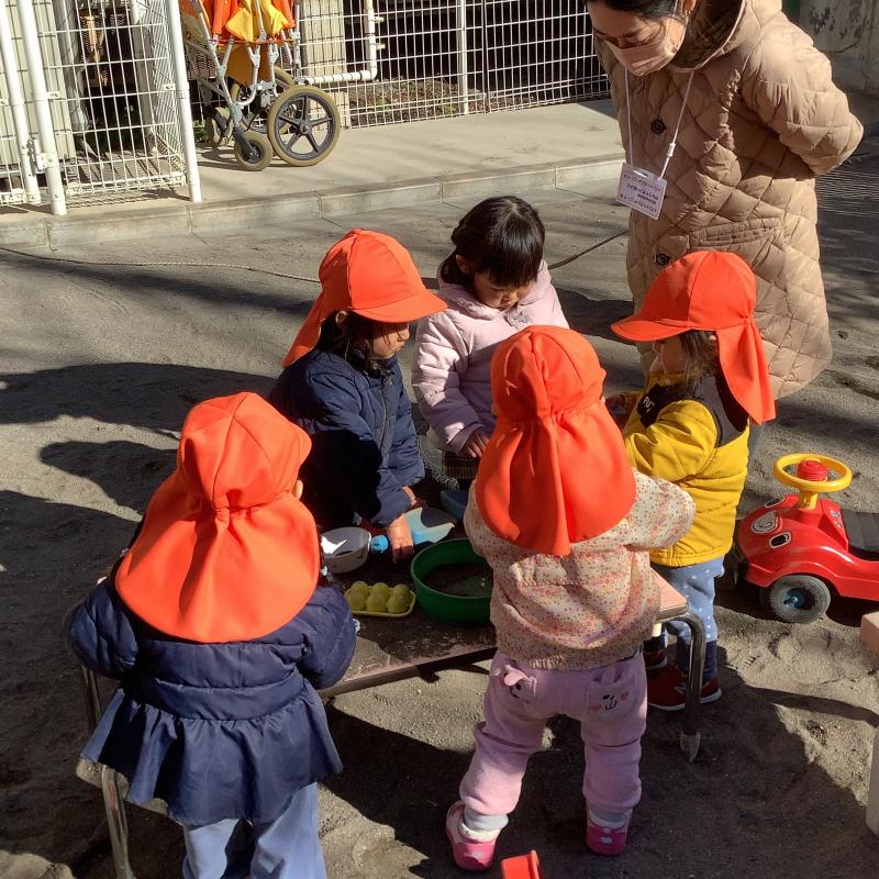 園児と交流する様子2