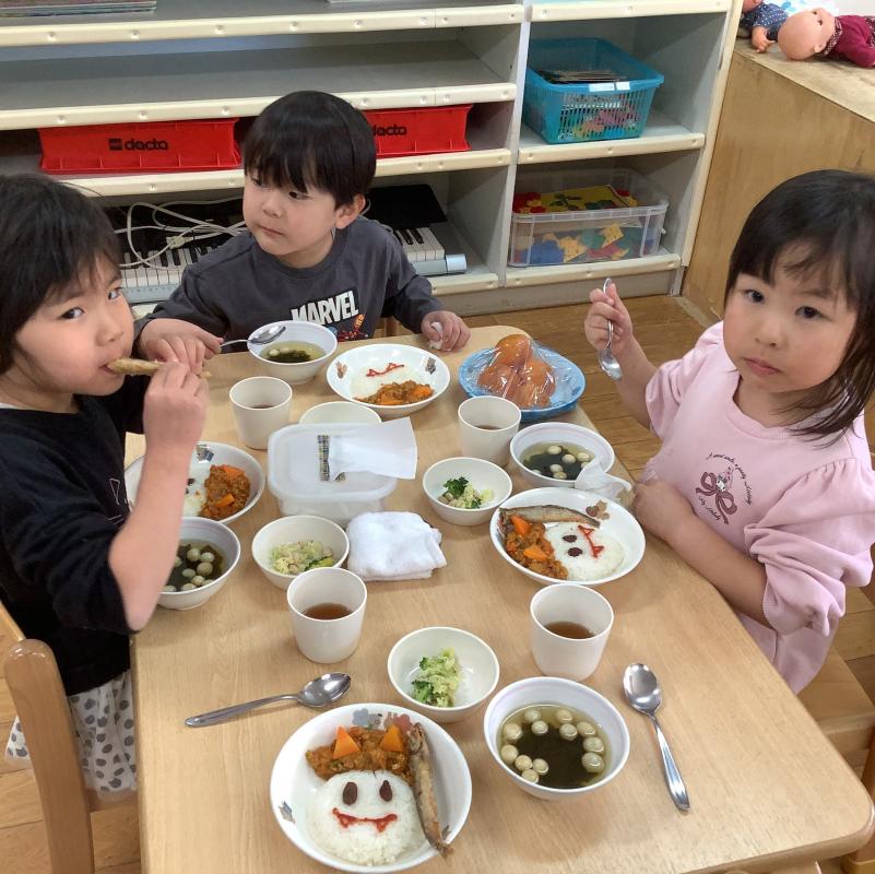 3歳　給食の様子