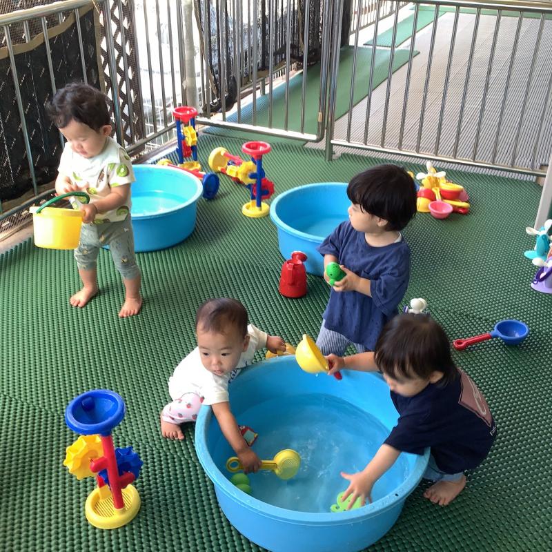 水遊びの様子(1歳児)