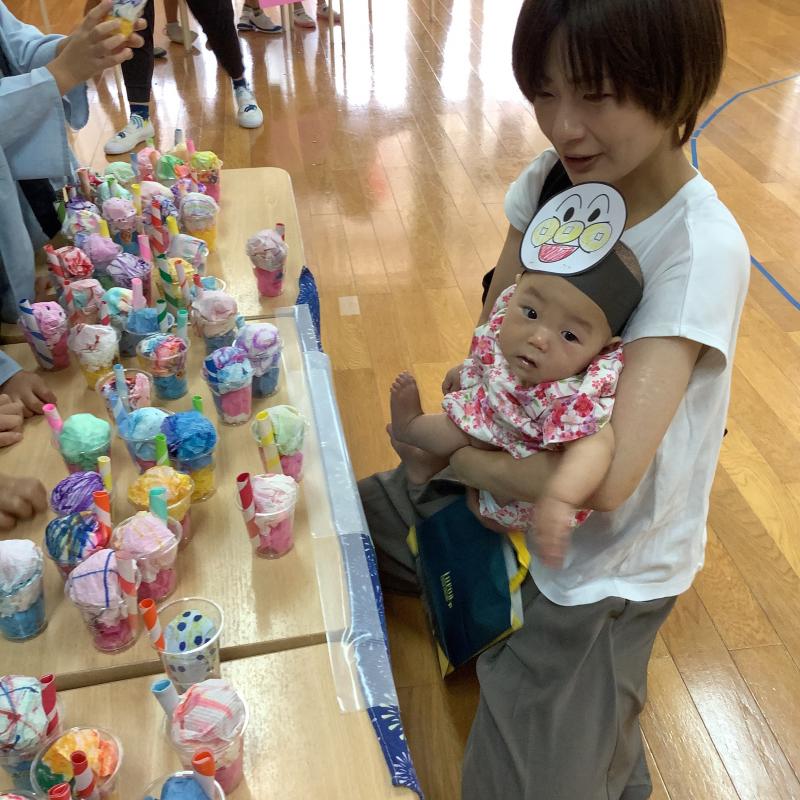 お母さんとお店屋さんを楽しむ様子