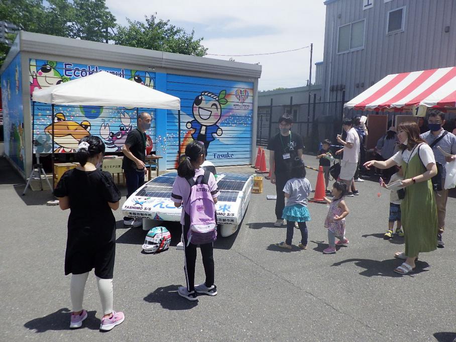 レーシングソーラーカー展示の様子