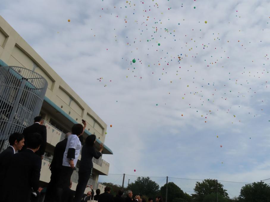 舞い上がるバルーン
