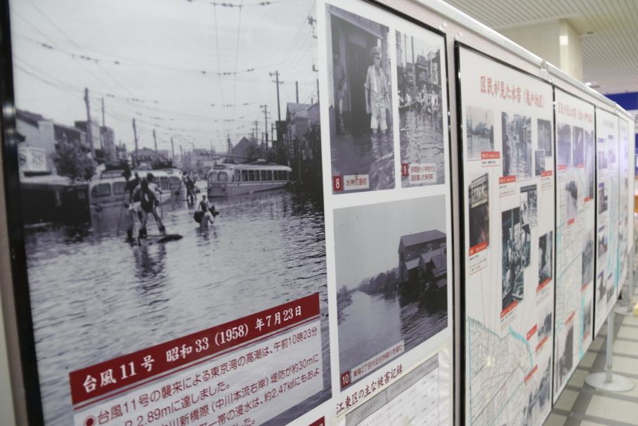 台風により浸水したまちの白黒写真等が展示されている。前方の写真には冠水した町で立ち往生となったトロリーバスや歩く人が写されている