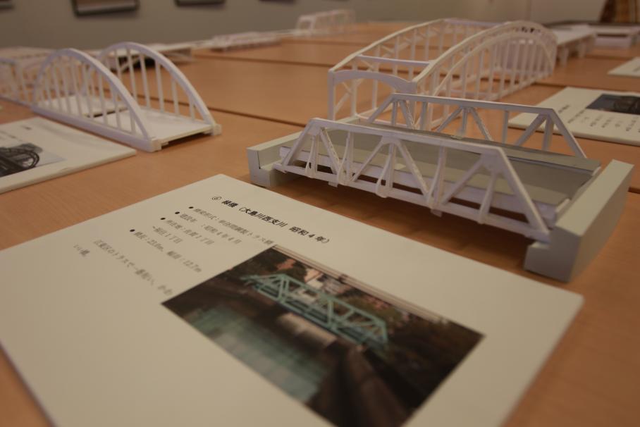 かつて存在した震災復興橋梁・緑橋の模型。高さは3~5センチ程度で、台形の鉄橋。説明文には「かわいい橋」との記載がある。