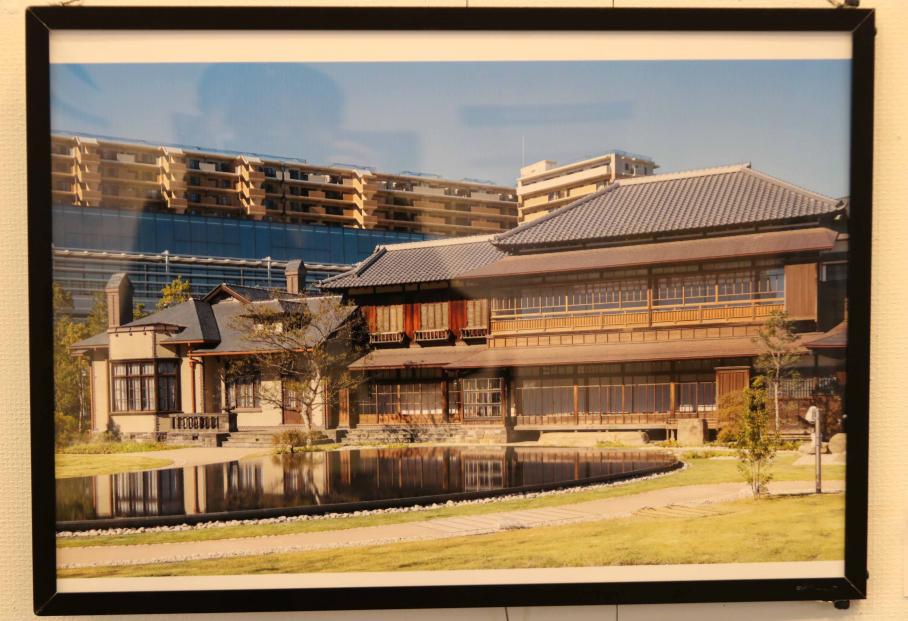 復元した渋沢家住宅の写真。南側から撮影しており、和館、和洋折衷の建物、洋館がなだらかに連なり、前には庭園が広がる