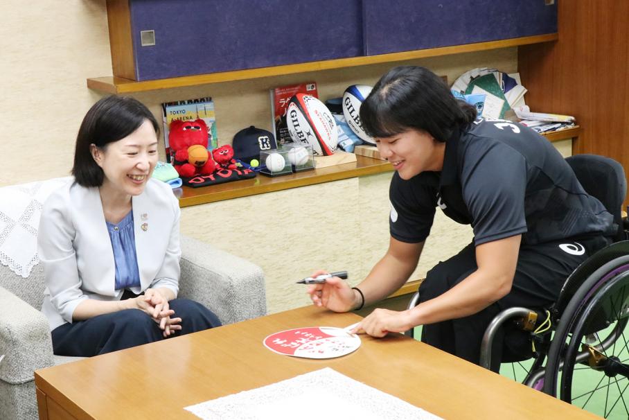 パラカヌー日本代表瀬立モニカ選手が区長を表敬訪問-2